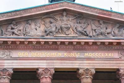 구국립미술관에서 눈여겨보아야 할 것이

바로 기둥 위에 금박으로 새겨진 이 문구다.

'DER DEUTSCHEN KUNST'는 독일어로 '독일 미술에 바친다'는 뜻이며

'MDCCCLXXI'는 라틴어로 '1871'을 뜻한다.
