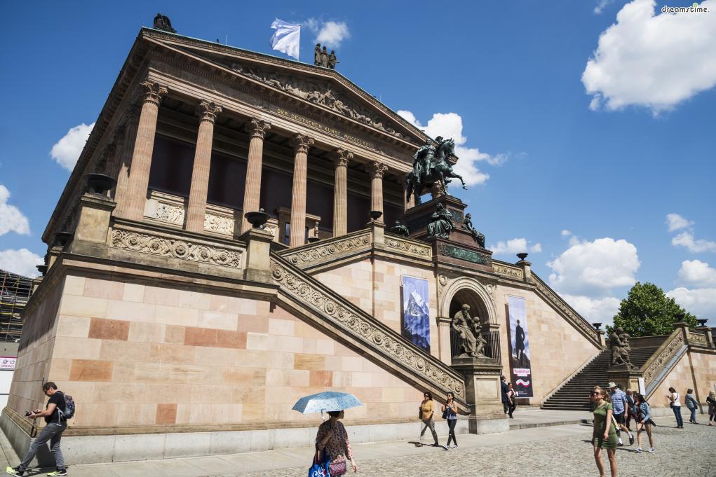 그렇게 1876년 독일 제국을 대표할 미술관인

알테 나치오날갈라리(Alte Nationalgalerie)가 세워진다.

알테 나치오날갈라리는 오랜 시간 독일을 대표하는 미술관으로서 그 역할을 톡톡히 했다.

1968년 또 하나의 국립미술관인 베를린 신국립미술관(Neue Nationalgalerie)이

개관한 이후, 이와 구별하기 위해 &#39;구(舊)국립미술관&#39;이라 불리게 되었다.
