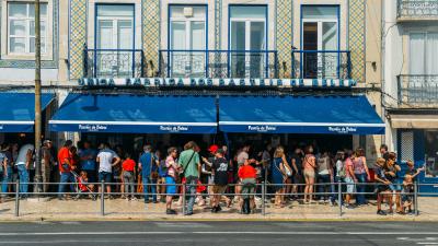 [궁금증5. 최고급 에그 타르트를 맛볼 수 있는 곳은?]
포르투갈에서 가장 오래된 빵집 파스테이스 드 벨렘(Pastéis de Belém)
리스본에 자리한 벨렘 빵집은 1837년부터 전통 에그 타르트를 판매하고 있다.
