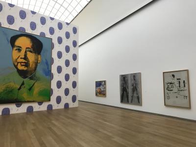 [8] 대표 소장품1

가장 먼저 언급할 수 밖에 없는 작품은 뭐니 뭐니 해도 앤디 워홀의 《마오》다.

《마오》는 함부르거 반 호프 미술관의 핵심 컬렉션인

마르크스 컬렉션 중 하나이며 1층 상설 전시실에 걸려 있다.

마르크스 컬렉션은 베를린의 수집가인 에리히 마르크스의 기증품들로,

오늘날 현대미술계에서 가장 유명한 작가들의 작품들로만 채워져있다.
