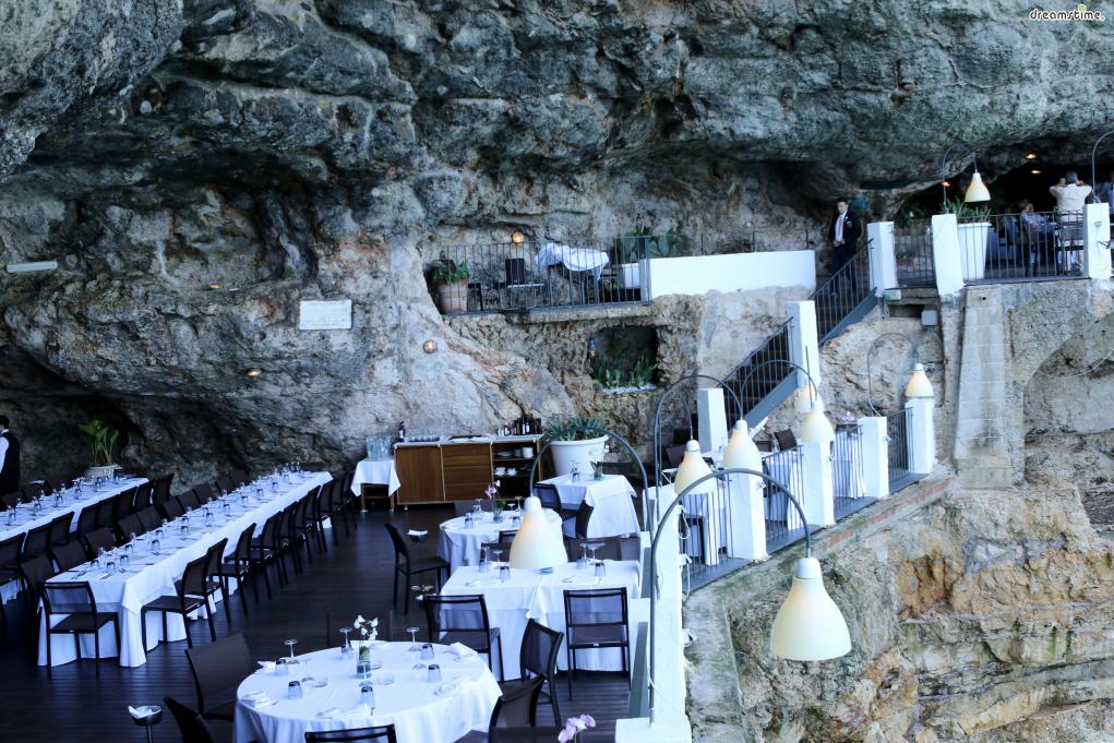 일명 &lsquo;동굴 레스토랑&rsquo;이라 불리는&nbsp;그로타 팔라체세.

말 그대로 동굴 안에서 바다를 바라보며 로맨틱한 식사를 할 수 있기 때문이다.

가격대는 2인 기준 최소 170유로(한화 약 21만원) 이상이며,

안타깝게도 음식 퀄리티나 맛은 풍경에 비해&nbsp;매우 낮다고.
