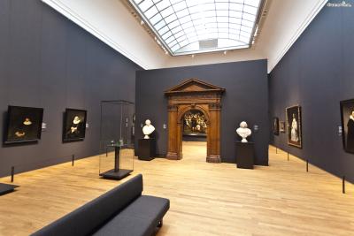 이 미술관은 1808년 나폴레옹의 동생

루이 보나파르트가 네덜란드를 점령하고

수도를 암스테르담으로 바꾸면서 함께 옮겨지게 된다.
