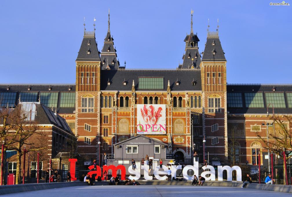 [1] 수식어

고흐, 렘브란트, 베르메르의 조국 네덜란드를 대표하는 미술관,

8,000여 점의 작품을 소장,&nbsp;네덜란드에서 가장 큰 미술관,

네덜란드 회화의 성지, 네덜란드의 보물창고라 불리며

&#39;레이크스 뮤지움(Rijksmuseum)&#39;이라는 이름을 가진 미술관,

바로 네덜란드 암스테르담 국립미술관이다.

