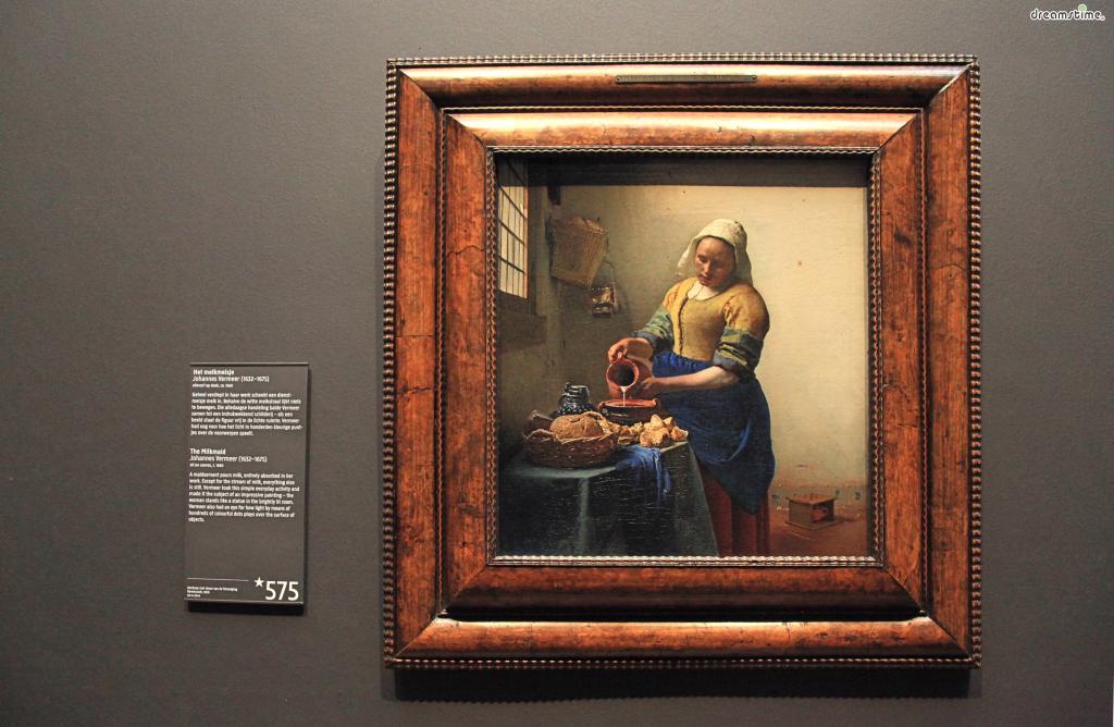 [9] 대표 소장품2

암스테르담 국립미술관에서는 영화 &lt;진주 귀걸이를 한 소녀&gt;로

우리에게 잘 알려진 네덜란드 화가

요하네스 베르메르의 작품을 여럿 만나볼 수 있다.

사진 속 《우유를 따르는 하녀》에서 볼 수 있듯 그의 작품은

조용한 정취와 아름다운 색감이 일품이다.
