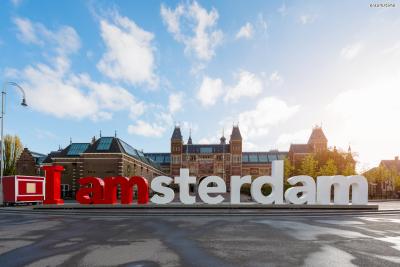[3] 상징물

미술관은 물론 도시 전체를 상징하는 조형물, 아이앰스테르담(Iamsterdam).

'Iamsterdam'은 2004년 암스테르담에서 정한 도시 슬로건으로

누구나 공감할 수 있는, 사람 중심의 도시라는 의미를 담고 있다.

멋진 배경과 더불어 깔끔하고 임팩트 있는 문구로

암스테르담 여행의 필수 포토존으로 자리매김하고 있다.
