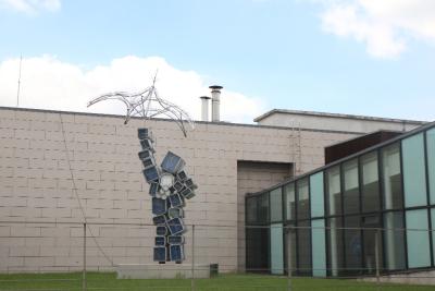 [3] 상징물

미술관 중심부에 위치하고 있는 백남준의 《쿠베르탱》(2004)은

20점이 훌쩍 넘는 주변 조각 작품들 중에서도 가장 눈에 띄는 작품이다.

소마미술관 측에서 백남준에게 88올림픽을 기념한 작품을 의뢰했고,

이에 백남준은 근대 올림픽의 창시자인 피에르 쿠베르탱(Pierre de Coubertan)을

기리는 의미를 담아 《쿠베르탱》이라는 작품을 만들었다고 한다.
