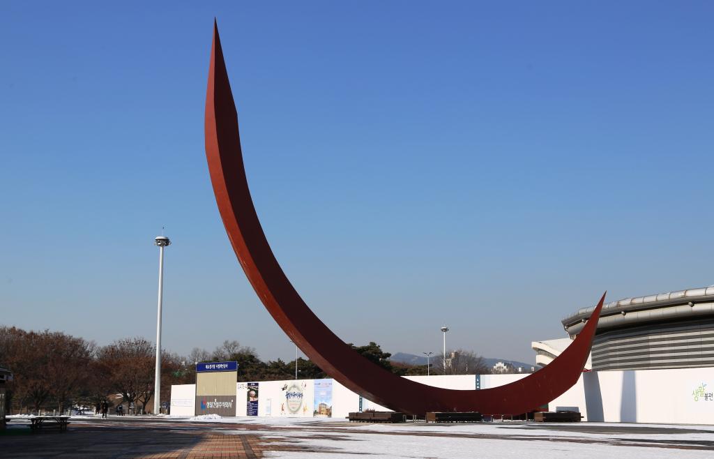 [8] 서울 올림픽 조각공원

조각공원은 소마미술관의 중요한 부분이다.

조각공원의 공식 명칭은 &#39;서울 올림픽 조각공원&#39;으로,
88서울올림픽대회 문화예술축전 행사의 일환으로 조성된 것이다.
