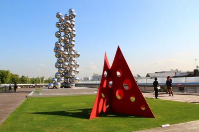 [3] 상징물

본래 리움에는 테이트 모던, 퐁피두 센터,

구겐하임 빌바오 등 세계 유수 미술관 앞을 지키고 있는

루이즈 부르주아의 《마망》이 설치되어 있었는데

2012년 《마망》이 철거된 이후, 새로운 작품들이 들어섰다.
