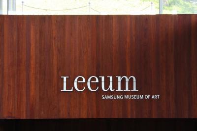 [2] 간단한 역사

2004년 10월 개관한 삼성미술관 리움은

이름에서 알 수 있듯 삼성문화재단에서 운영하고 있는 미술관이다.

리움(Leeum)이라는 명칭은 설립자의 성(姓)인 Lee와

미술관을 지칭하는 어미 -um을 합쳐서 만들어졌다.
