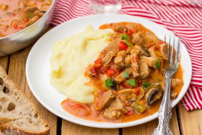 [대표음식④] 폴콜트(Porkolt)
잘게 썬 돼지고기와 파프리카, 양파를 삶아서 만든 요리.
폴콜트와 비슷한 ‘파프리카 치르케’는 닭고기와 파프리카 소스를 볶은 요리이다.