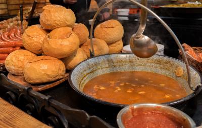 [헝가리 음식 파헤치기]
Point 3. 수프의 나라
헝가리에서 식사를 할 때, 항상 수프로 시작한다.
가장 많이 알려진 매콤한 소고기 스프 굴라시나 각종 고기로 만든 수프,
새콤달콤한 과일 수프까지 골라 먹는 재미가 있다.