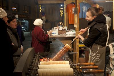 독특한 모양 때문에 한국 여행자들 사이에서는 ‘굴뚝빵’으로 통한다.
길거리를 다니다 보면 언제든지 발견할 수 있을 정도로
간편하게 먹기 좋은 체코의 국민 간식이다.