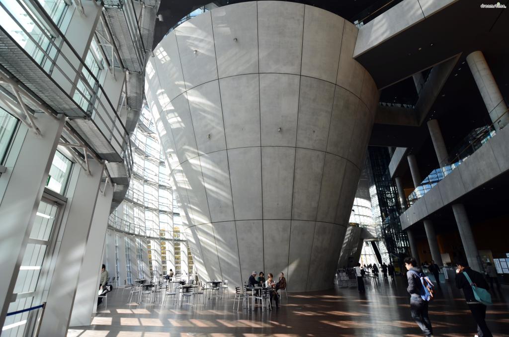 국립신미술관은 시작부터 다양한 이유로 화제가 됐다.

일본 미술관 중 최대인 49,000m&sup2;(약 14,823평)라는 면적,

380억 엔이라는 엄청난 건축 예산, 구로카와 기쇼라는 일본 건축계의 거장,

작품을 소장하지 않고 기획 전시와 대관만 고수하겠다는 운영 방침 등이 그것이다.

국립신미술관은 일본에서 이러한 운영 방침을 실행한 첫 번째 미술관이다.
